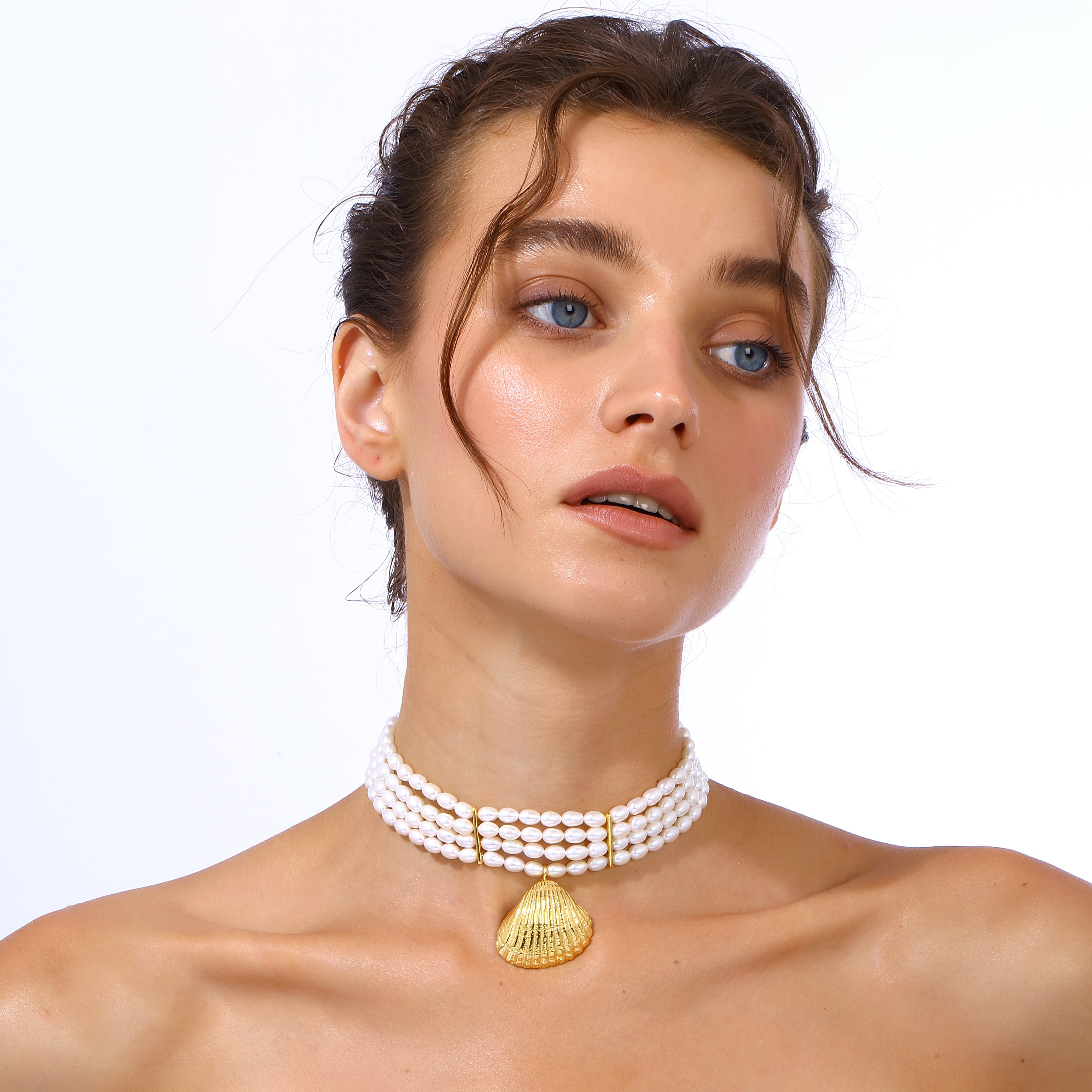 sea pearl choker with gold seashell pendant